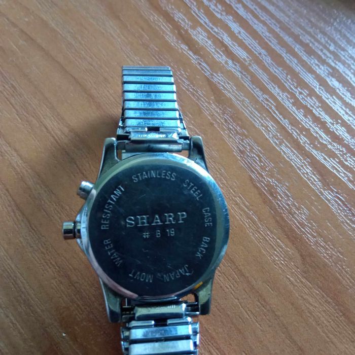 Zegarek na baterie Sharp z bransoletka