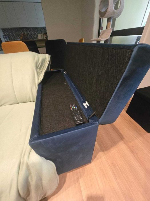 Sofá com chaise long e baús