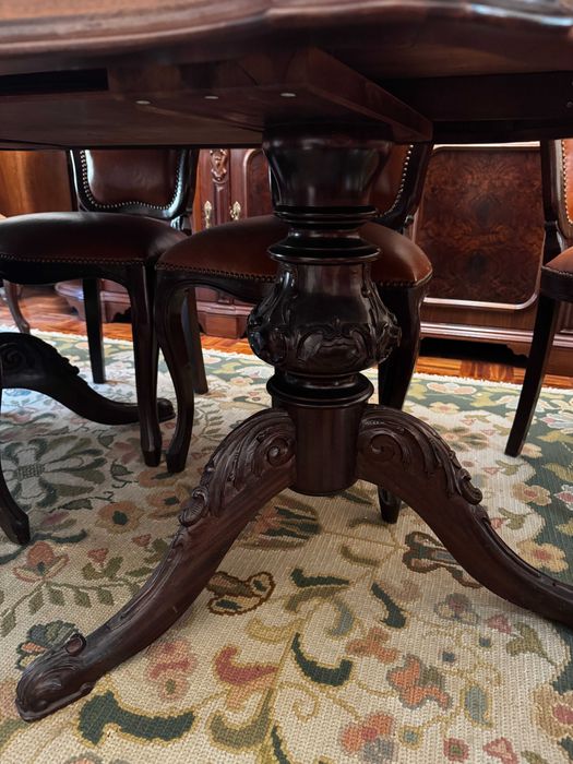 Sala de jantar clássica completa - mesa, 8 cadeiras e grande cristaleira