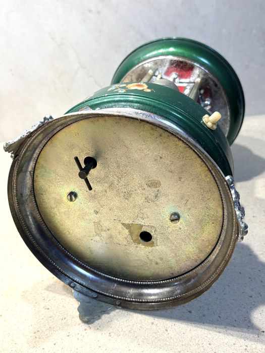 Antigo carrossel de cigarros mecânico com caixa de música suíça