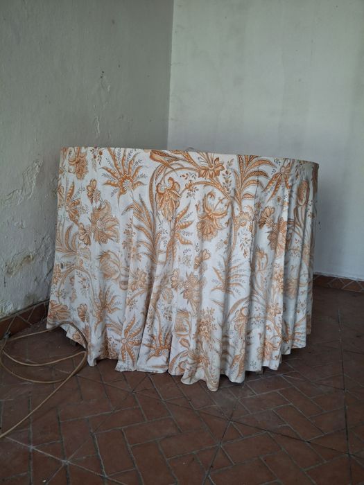 Mesa redonda  em bom estado