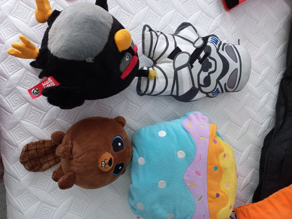 Vários peluches usados