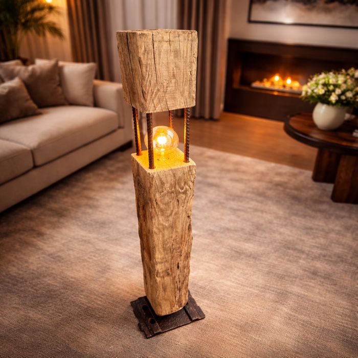 Luminária de Pé Rústica em Carvalho Antigo – Peça Única