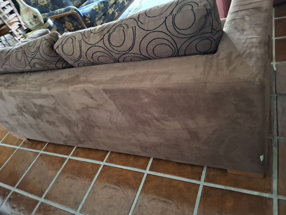 Sofa de dois lugares . Castanho revestido por um  tecido aveludado.