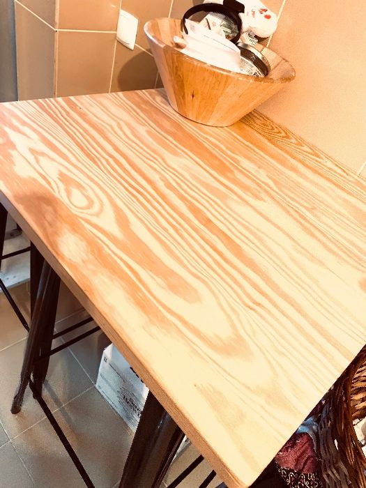 Mesa e 2 bancos
