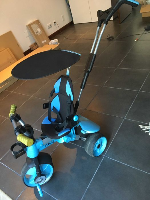 Triciclo com volante para bebé