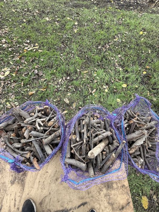 Дрова в сітці на розтопку