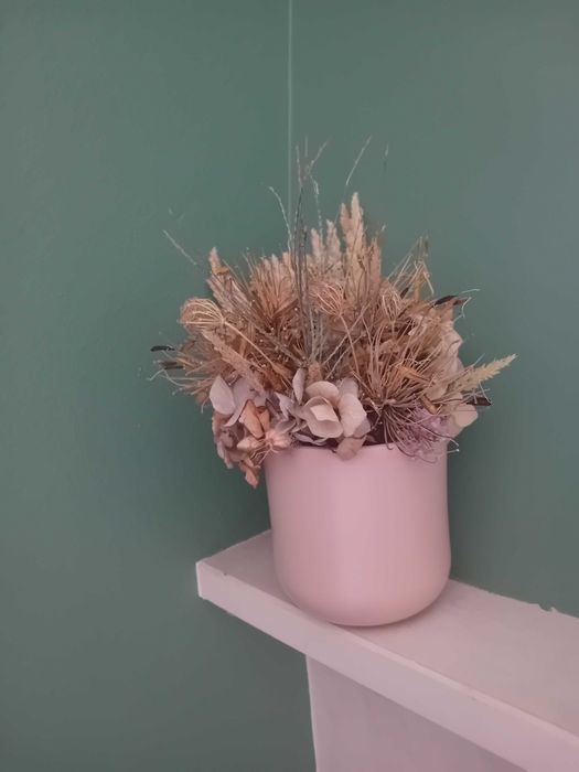 Ramos de flores secas em vaso decorativo