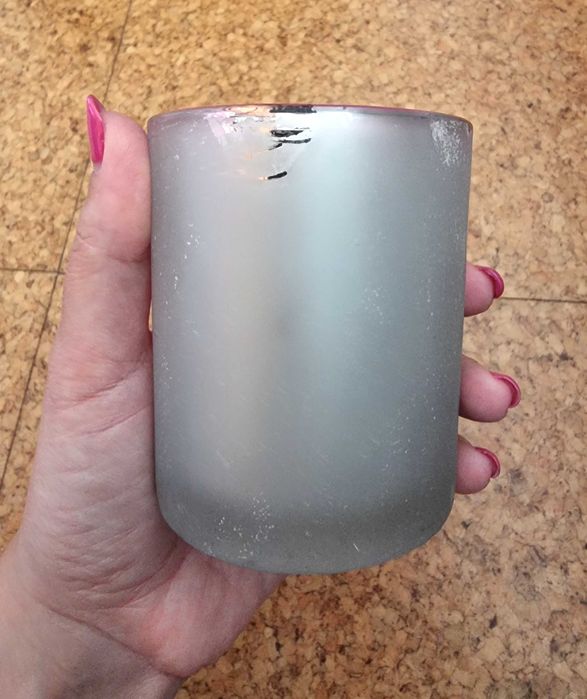 Copo em tons de rosa com três velas em formato de coração