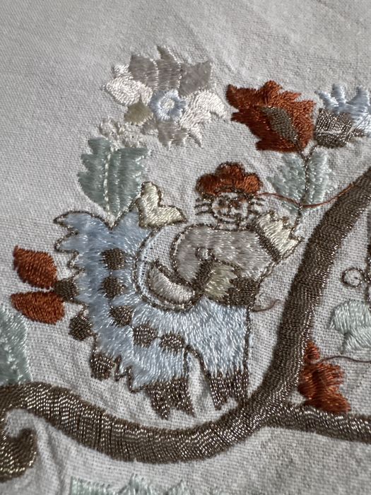 Obrus haftowany  do prywatnych kolekcji