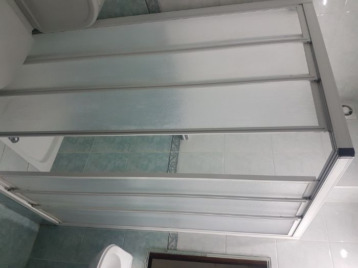 Lavatório de coluna e resguardo de poliban e Azulejos