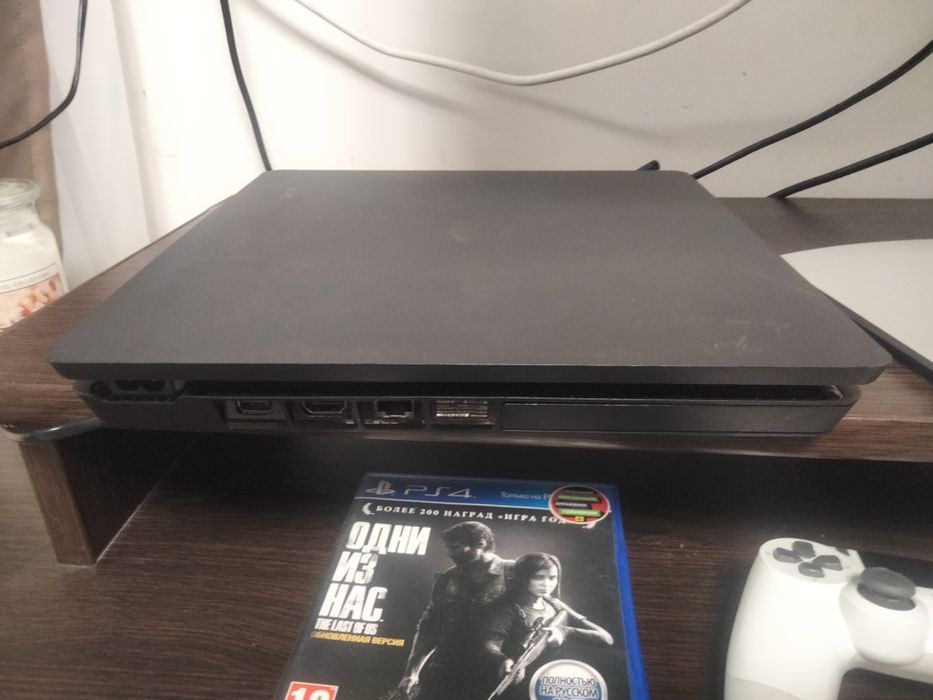 Продам ігрову приставку Ps 4 Slim 1 tb.