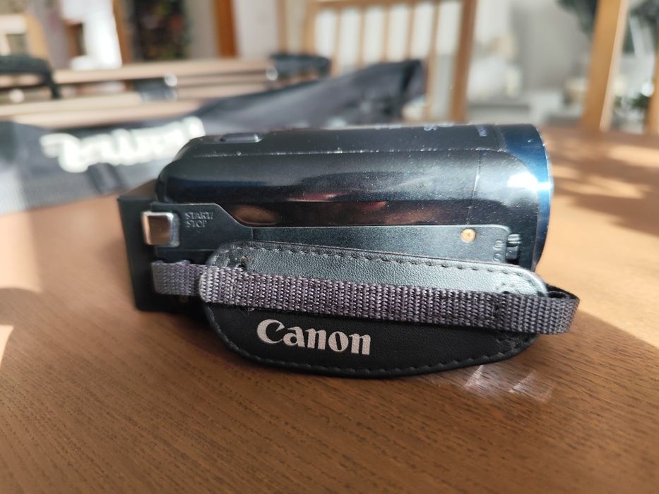 Complete Filming Kit: Canon Legria HF R606 Camera + Tripod64284401223299123