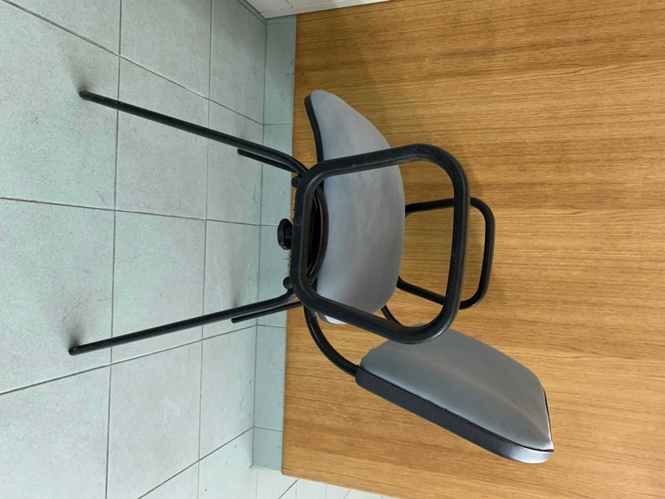 Cadeira de escritório com braços cinza