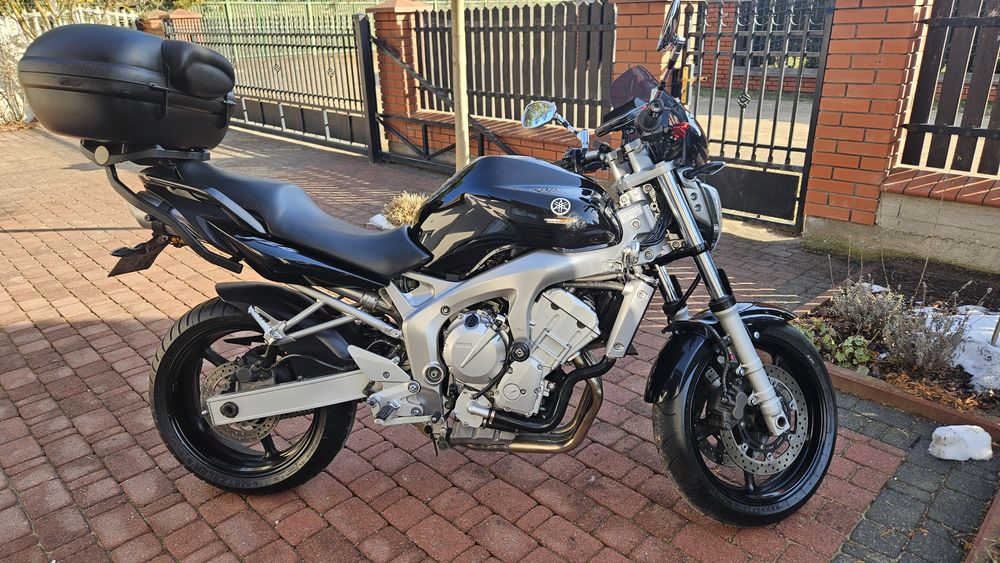 Motocykl YAMAHA FZ6