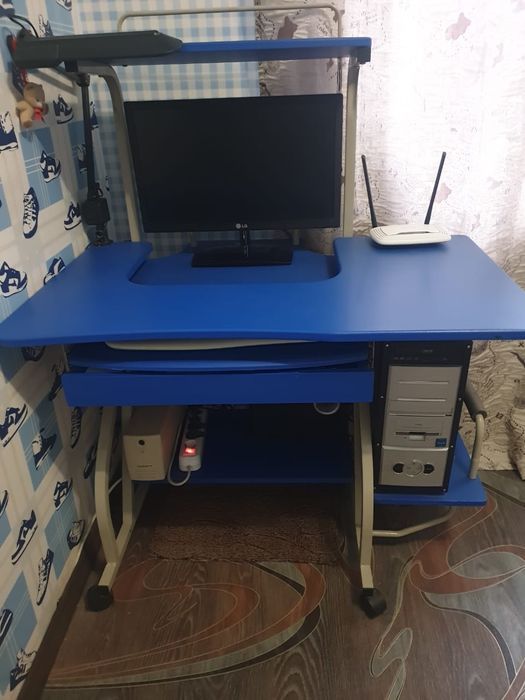 Комп'ютери , стіл, крісло