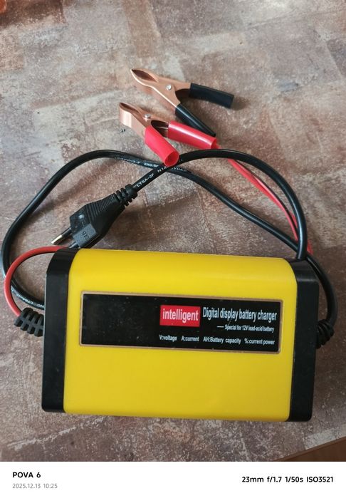 Зарядний пристрій для акумулятора автомобіля 13.8V 2A (автомобільна за