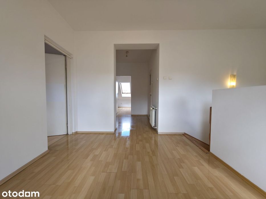 5 lub 6 pokoi, 2 łazienki z WC, 2 poziomy, balkon, schowek, garaż