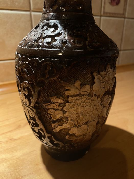 Drewniany wazon ręcznie zdobiony