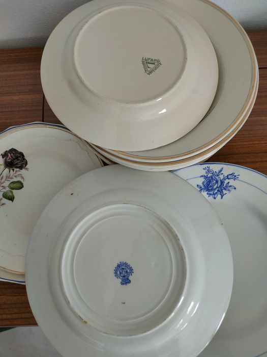 Conjunto de pratos antigos.