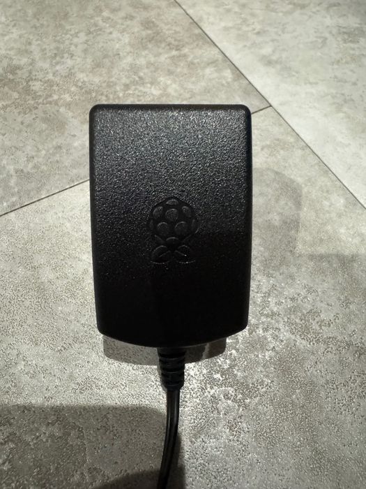 Oryginalny zasilacz / ładowarka Raspberry Pi USB  stan bardzo dobry