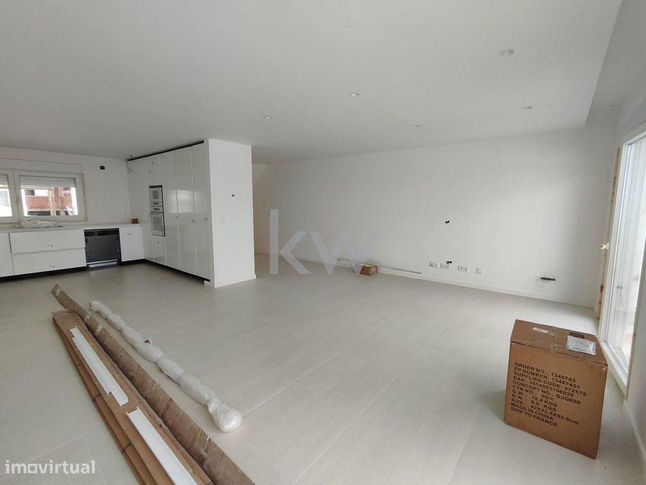 Moradia T3 nova com logradouro e garagem