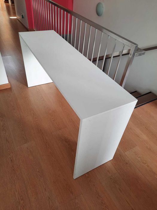 Duas Mesas/balcão brancas