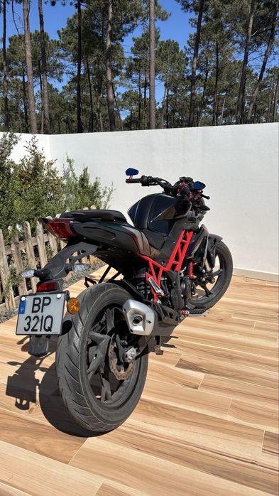 Benneli bn125 preta e vermelha