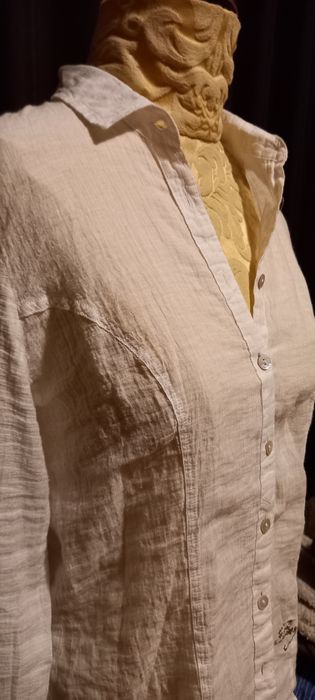 Camisa branca cintada da marca Bus.
É feita de um tecido enrugado que