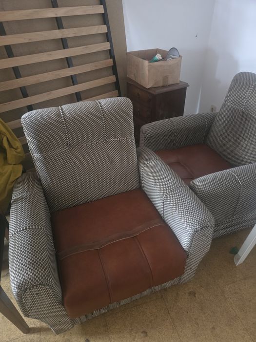 Mesa de sala e 2 sofás individuais