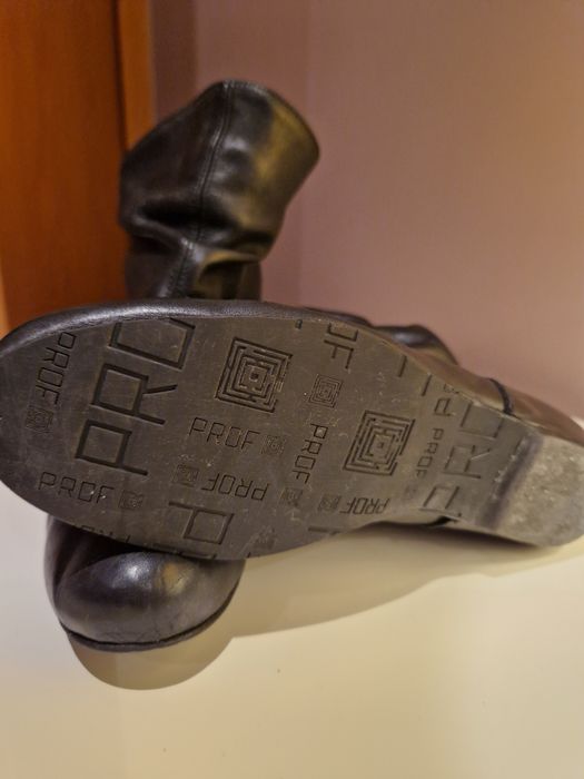 Botins em couro preto