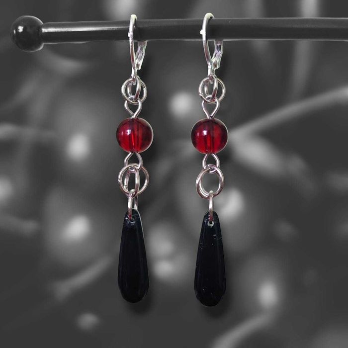 Kolczyki handmade – elegancja i trwałość z nutą wyrafinowania goth