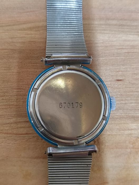 Наручниий годинник ракета. Наручные часы ракета школьные, ссср