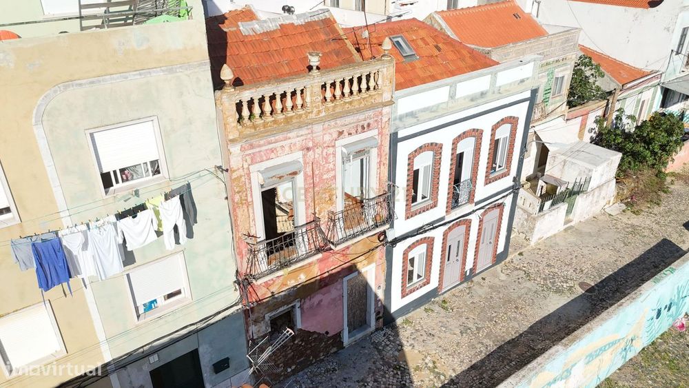 Prédio para reabilitar com uma vista direta para o rio Sado.