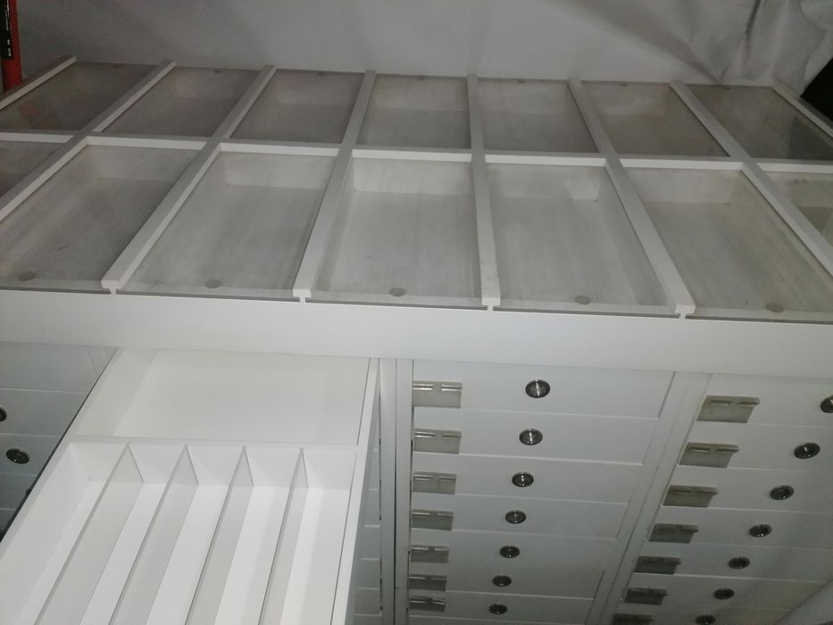 Movel para guardar e expor moedas