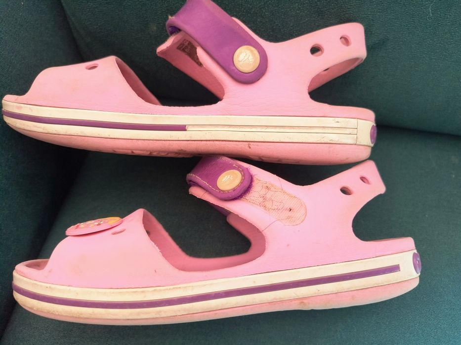 Sandałki crocs c13 z przypinkami