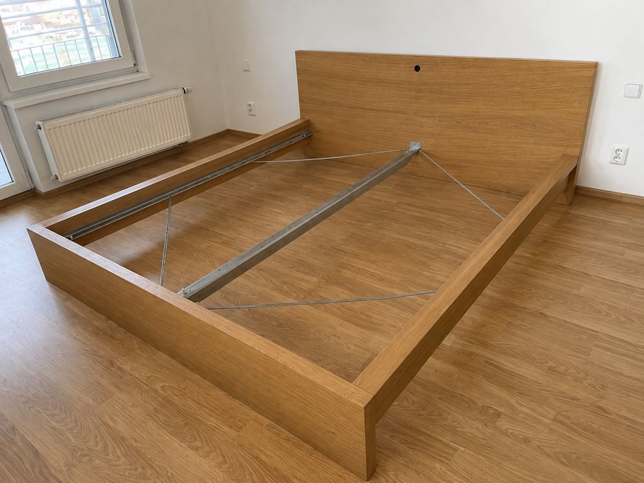 Cama e móvel de cabeceira IKEA