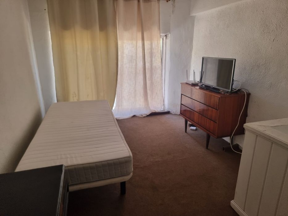 Quarto para solteiro em mezanino com janela para a rua
