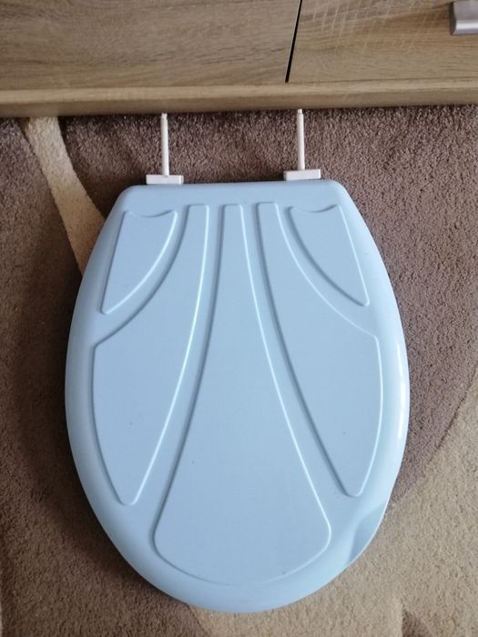 Продам дуже гарну кришку для унітазу !