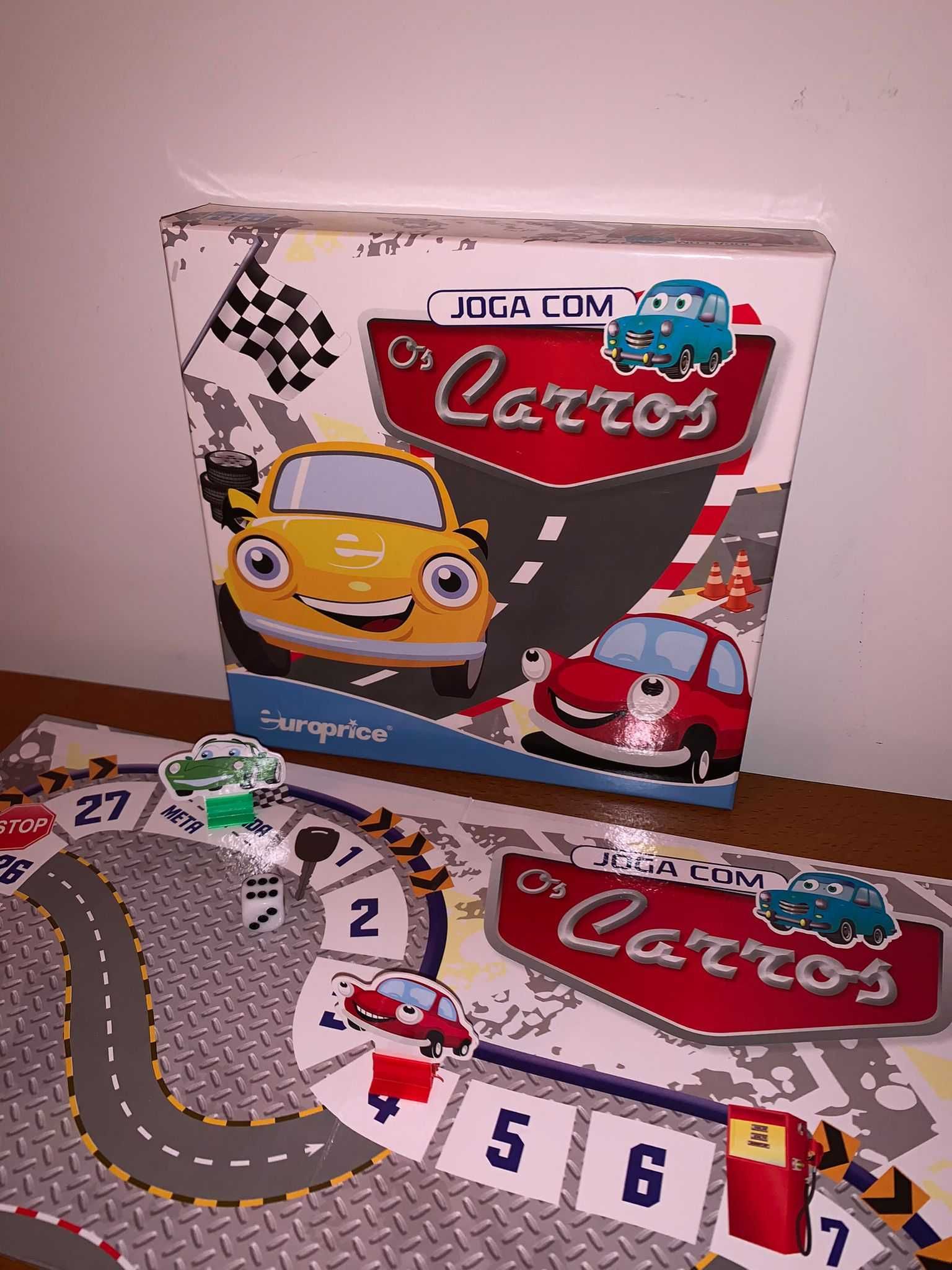 Jogo Criança Joga com os Carros