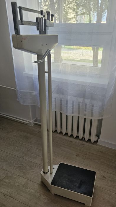 Mechaniczna waga kolumnowa z przesuwnymi odważnikami i miarką wzrostu