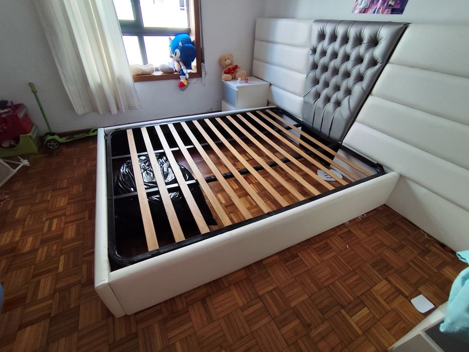 1 Camas de Casal Modernas Estofadas + Estrado de Ripas (Excelente Estado)-80€
