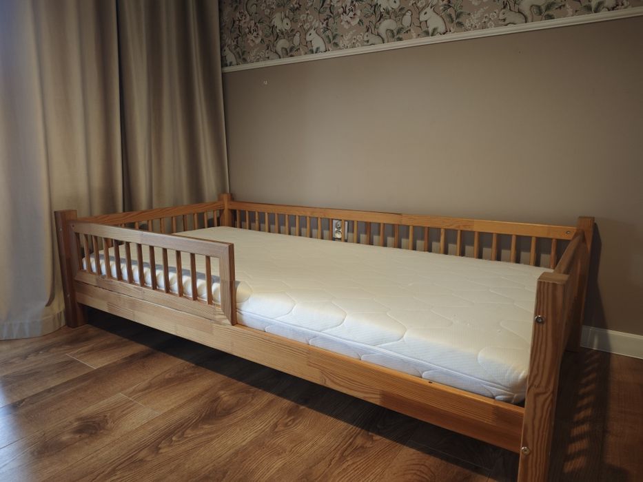 Łóżko drewniane BASIC z barierką 160x80 z materacem Luletto.