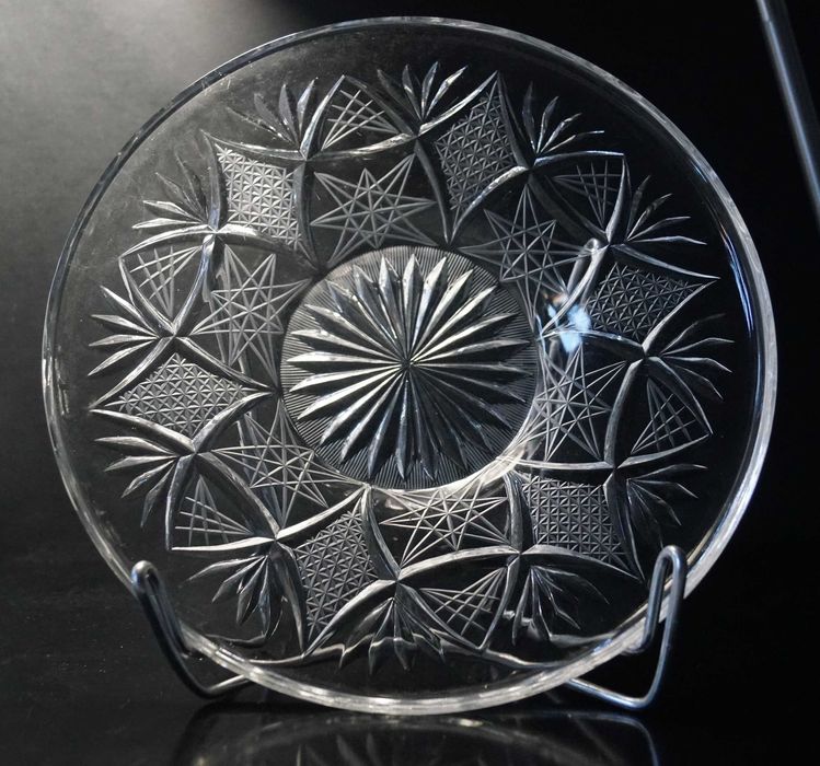 Duża efektowna kryształowa patera.