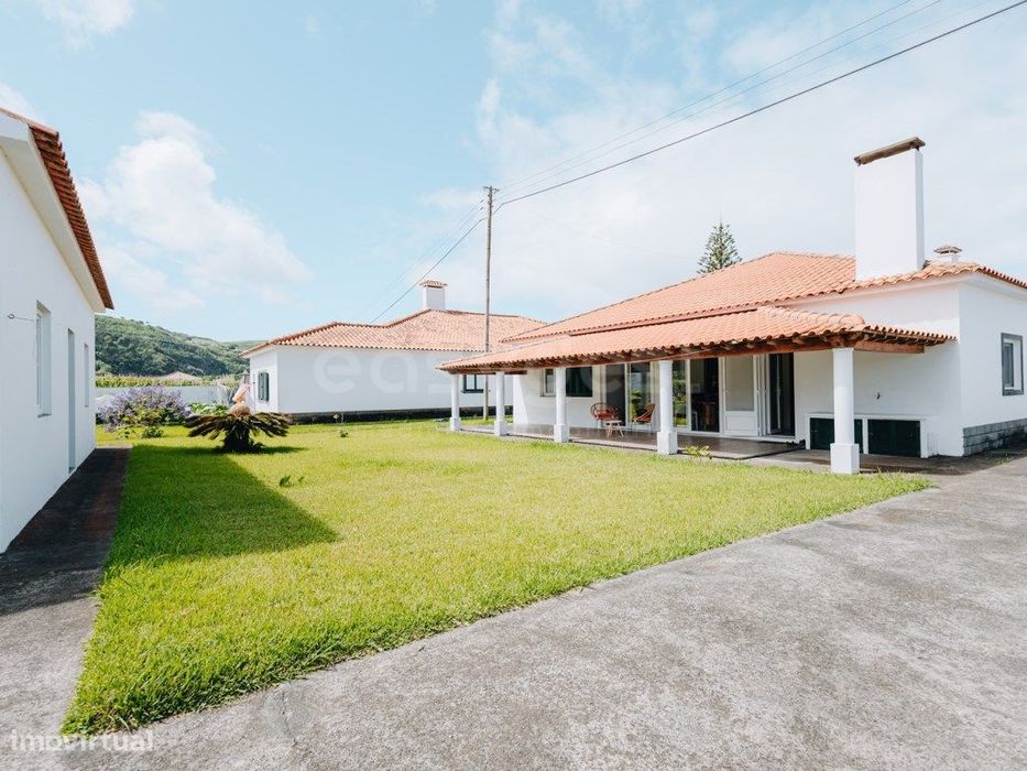 Moradia T4 com garagem nos Mosteiros.