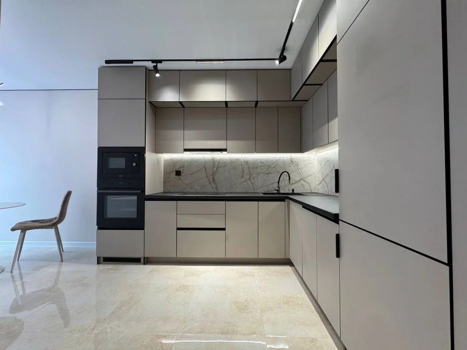 Оренда! 1.5 кім з сучасним ремонтом біля озера з басейном на даху