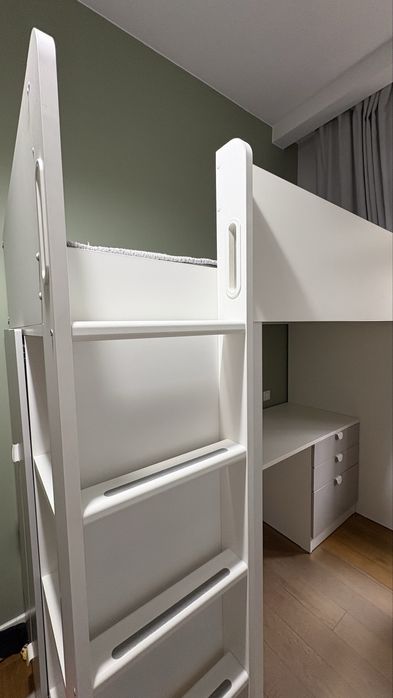 Łóżko na antresoli z biurkiem z 4 szufladami, materac 90x200 cm