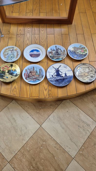 Коллекция настенных тарелок.  Страны и города.