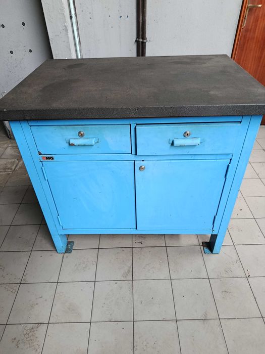 Armário de 2 gavetas e 2 portas