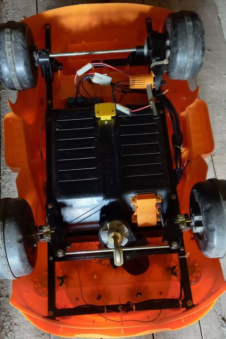 велика дитяча машинка акумуляторна